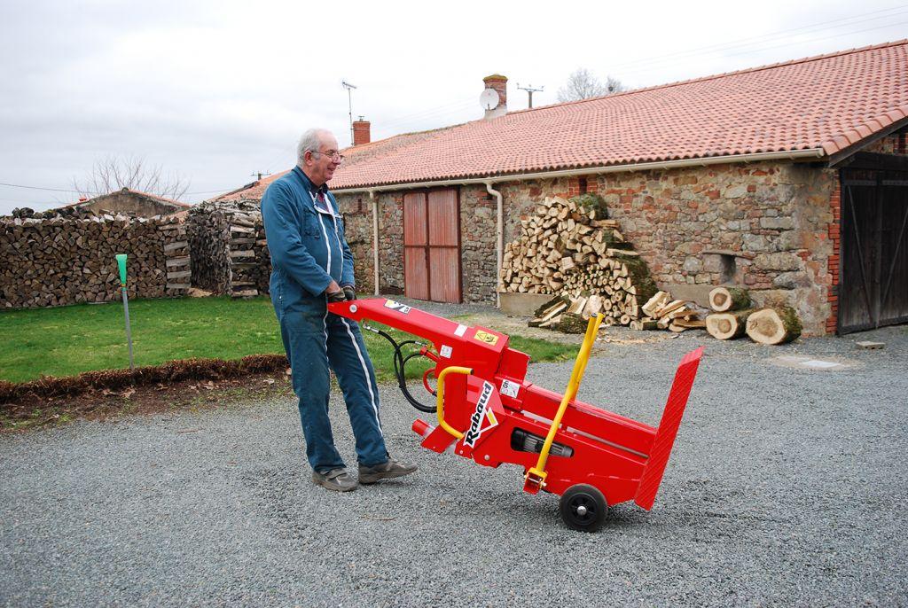 découvrez notre fendeuse électrique, l'outil idéal pour faciliter le fendage du bois. performante et silencieuse, elle vous permet de gagner du temps et de l'efficacité tout en réduisant l'effort physique. parfaite pour les particuliers et les professionnels, cette fendeuse rendra votre travail de préparation de combustible simple et rapide.